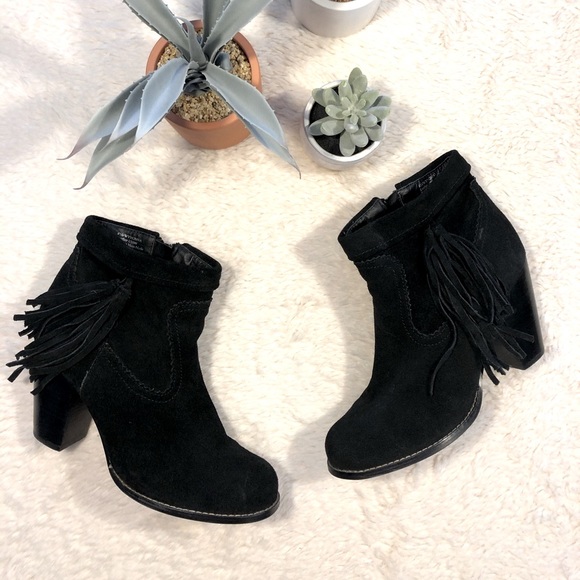 Sbicca Shoes - 💥MAKE ME AN OFFER💥 EUC Black Suede Booties with Fringe Detail